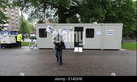 Brighton, Sussex UK 22. Mai 2014 - A Green Party Teller wird nass im Regen vor dem Wahllokal in Preston Park Brighton für Wahlen zum Europäischen Parlament heute Foto von Simon Dack/Alamy Live News Stockfoto