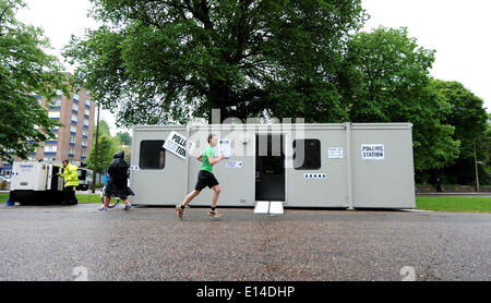 Brighton, Sussex UK 22. Mai 2014 - ein Läufer vergeht das Wahllokal in Preston Park Brighton für Wahlen zum Europäischen Parlament heute Foto von Simon Dack/Alamy Live News Stockfoto