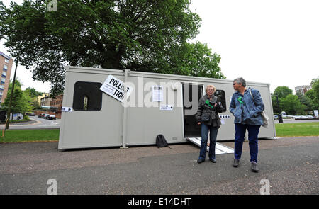 Brighton Sussex UK 22. Mai 2014 - Kassierer für die grüne Partei außerhalb der Wahllokal in Preston Park Brighton für Wahlen zum Europäischen Parlament heute Stockfoto