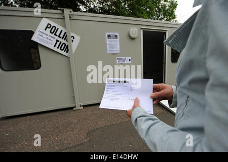 Brighton, Sussex UK kommen 22. Mai 2014 - Wähler im Wahllokal in Preston Park Brighton für Wahlen zum Europäischen Parlament heute Stockfoto