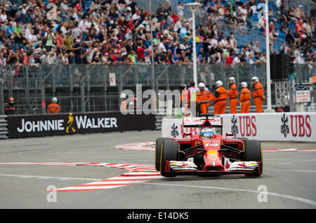 Monaco. 22. Mai 2014. Fernando Alonso (ESP) auf dem Weg zur Ferrari F1 Team während der Praxis für die Formel 1 Grand Prix von Monaco, Monte Carlo, Monaco. Bildnachweis: Kevin Bennett/Alamy Live-Nachrichten Stockfoto