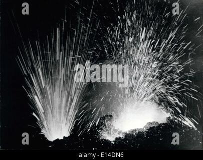 18. April 2012 - der Ausbruch des Herrn Etna: Vulkan Ätna größte Eruption seit 1950 fortgesetzt wird. Explosionen waren alle paar Minuten die geschmolzene Brocken in die Luft geschleudert haben seltener und weniger heftig, wie der Beobachter berichtet. Das Foto zeigt die Krater des Vulkan ausbricht. Stockfoto