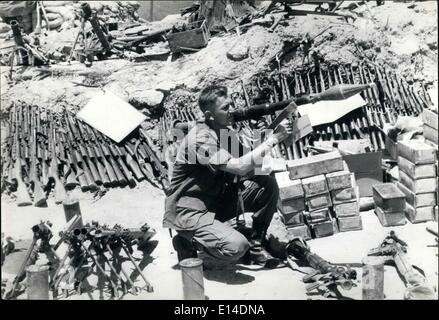 18. April 2012 - große Arme erfassen in Vietnam: Teil ein großes Waffenlager erfasst durch En er uns 327th Infanterie-Regiment. 101. US-Luftlandedivision während ein Sweep gegen die Nordvietnamesen unter der Leitung von Oberstleutnant laden '' Charlie Beckwith, Bataillonskommandeur. Stockfoto