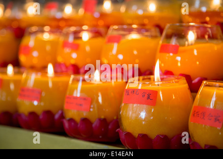 Brennende Kerzen für Silvester im buddhistischen Tempel Stockfoto