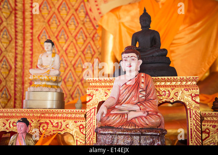 Reich verzierte Buddha-Statuen im Tempel Stockfoto