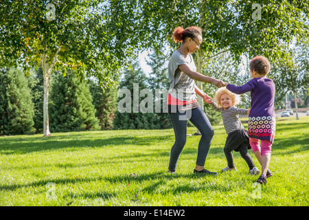 Gemischte Rassen Schwestern spielen im freien Stockfoto