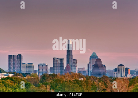 Innenstadt von Austin gesehen bei Sonnenaufgang von St. Edward Universitätscampus, 3,5 Meilen entfernt, Austin, Texas, USA Stockfoto