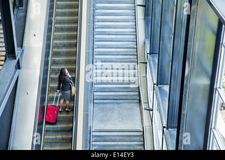 Geschäftsfrauen, die Rolltreppe fahren Stockfoto