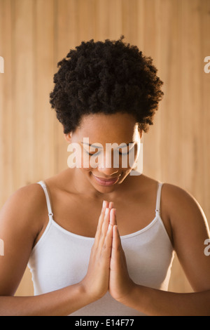 Nahaufnahme von ruhigen schwarze Frau mit Hände im Gebet position Stockfoto