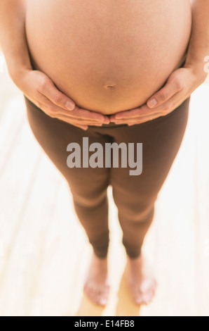 Hispanic schwangeren Bauch halten Stockfoto