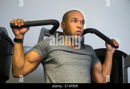 Schwarzer Mann Heben von Gewichten im Fitnessstudio Stockfoto