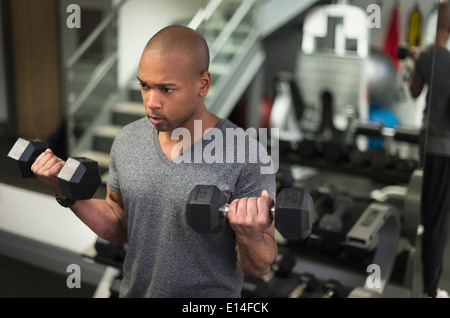 Schwarzer Mann Heben von Gewichten im Fitnessstudio Stockfoto