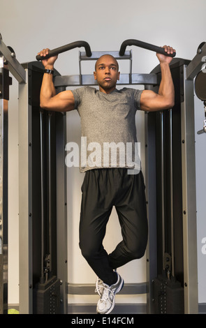 Schwarzer Mann Heben von Gewichten im Fitnessstudio Stockfoto