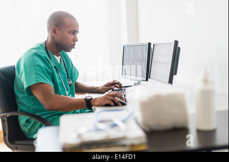 Schwarzen Doktor mit Computer im Büro Stockfoto