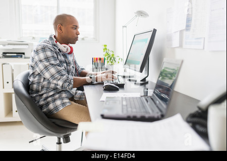 Schwarze Geschäftsmann arbeiten im Büro Stockfoto