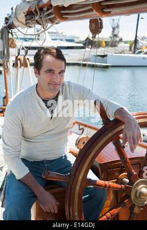 Kaukasischen Mann Lenkung Segelboot Stockfoto