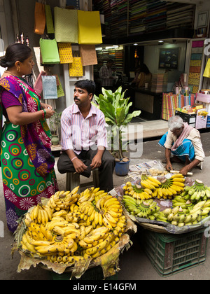 Indien, Mumbai, Fort-Bezirk, Parsi Basar, Leben auf der Straße, Frau am Straßenrand Banane Verkäufer sprechen Stockfoto