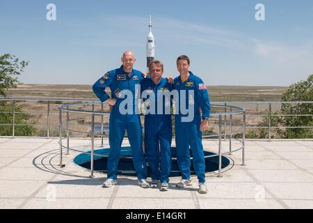 ISS-Expedition 41 Mannschaften stehen Mitglieder für ein Gruppenfoto während der Pre-launch training 21. Mai 2014 in Baikonur, Kasachstan. Von links nach rechts sind Alexander Gerst von der European Space Agency, Sojus-Kommandant Max Suraev von Roskosmos und Flugingenieur Reid Wiseman der NASA. Die Mannschaft startet am 29. Mai in das Raumschiff Sojus TMA - 13M von Baikonur aus für eine 5 ½ Monat mission auf der internationalen Raumstation ISS. Stockfoto