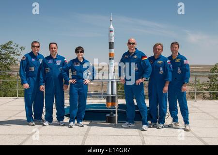 ISS-Expedition 41 backup und Prime Besatzungen posieren für Fotos im Rahmen ihrer traditionellen Pre-Launch Training Zeremonien 21. Mai 2014 in Baikonur, Kasachstan. Von links nach rechts sind backup Crew-Mitglieder Terry Virts der NASA, Anton Shkaplerov von der russischen Federal Space Agency und Flugingenieur Samantha Cristoforetti der European Space Agency und prime Besatzungsmitglieder Alexander Gerst von der European Space Agency, Sojus-Kommandant Max Suraev von Roskosmos und Flugingenieur Reid Wiseman der NASA. Die Mannschaft startet am 29. Mai in das Raumschiff Sojus TMA - 13M von Baikonur aus für eine 5 ½ Monate auf mission Stockfoto