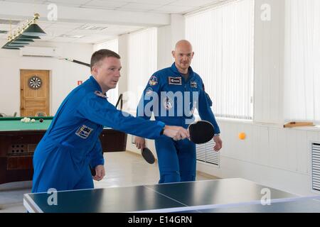 ISS-Expedition-41-Crew-Mitglied Alexander Gerst von der European Space Agency, rechten, und backup Crew-Mitglied Terry Virts der NASA spielen Sie eine Partie Tischtennis auf der Kosmonaut Hotel May 21, 2014 in Baikonur, Kasachstan. Das Trio startet am 29. Mai in das Raumschiff Sojus TMA - 13M von Baikonur aus für eine 5 ½ Monat mission auf der internationalen Raumstation ISS. Stockfoto