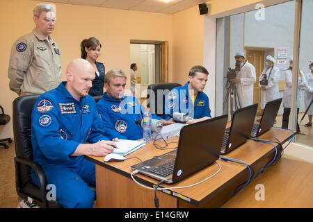 ISS-Expedition 41 Besatzungsmitglieder Alexander Gerst von der European Space Agency (links), Max Suraev der russischen Federal Space Agency, Center und Reid Wiseman der NASA Praxis Rendez-vous-Techniken auf Laptop-Simulatoren auf den Kosmonauten Hotel May 21, 2014 in Baikonur, Kasachstan. Das Trio startet am 29. Mai in das Raumschiff Sojus TMA - 13M von Baikonur aus für eine 5 ½ Monat mission auf der internationalen Raumstation ISS. Stockfoto