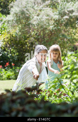 Großmutter und Enkelin im Garten Stockfoto