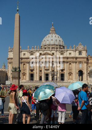 Petersplatz, Rom, an einem sonnigen Tag mit blauem Himmel Stockfoto