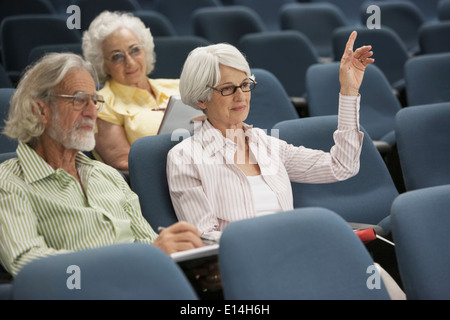 Kaukasische Seniorstudierenden sitzen im Klassenzimmer Stockfoto