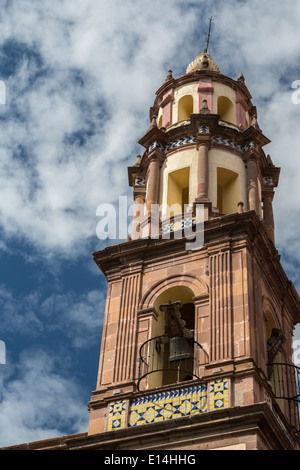 Glockenturm der Kirche des 17. Jahrhunderts, Ex-Convento de Santa Clara, befindet sich in der spanischen kolonialen Stadt Queretaro, Mexiko Stockfoto