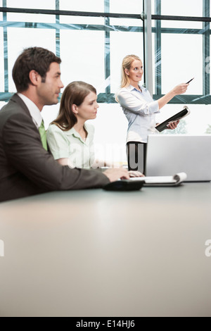 Geschäftsfrau, die Präsentation im Meeting anzeigen Stockfoto