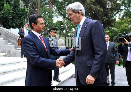 US-Außenminister John Kerry nimmt Abschied mexikanischen Präsidenten Enrique Peña Nieto auf den Stufen des Los Pinos, die Residenz des Präsidenten und Office Verbindung, nach ihrer bilateralen Treffen 21. Mai 2014 in Mexico City, Mexiko. Stockfoto