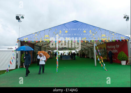 Hay-on-Wye, Powys, UK. 22. Mai 2014. Ein nasser Start in das Hay-Festival. Der Hay Festival für Literatur und Kunst feiert seinen 27. Jahr in Wales. Bildnachweis: Graham M. Lawrence/Alamy Live-Nachrichten. Stockfoto