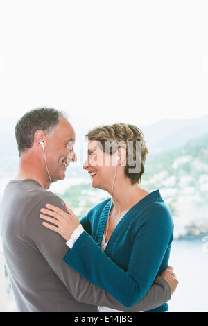Paar, die Kopfhörer zusammen anhören Stockfoto