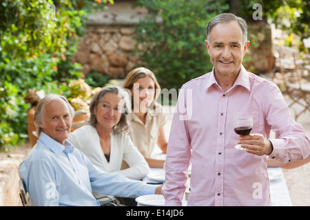 Freunde, die gemeinsam im Freien essen Stockfoto