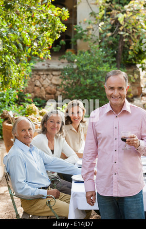 Freunde, die gemeinsam im Freien essen Stockfoto