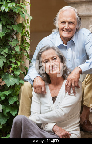 Paar im freien beisammen sitzen Stockfoto