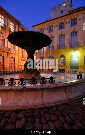 Legen Sie d'Albertas Historic Town Square & Brunnen bei Nacht Aix-en-Provence Frankreich Stockfoto