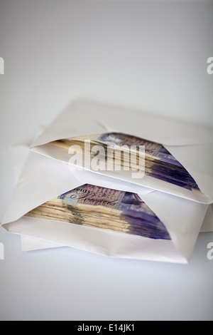 Bargeld in Umschläge - UK Stockfoto