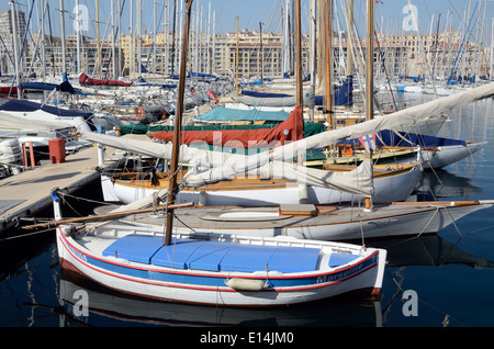 Traditionelle hölzerne Yachten & kleinen Fischerboot bekannt als Barchetta Marseillaise alte Hafen Marseille oder Marseille Frankreich Stockfoto
