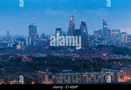 Nächtliche Skyline der City of London als gesehen von Isle of Dogs, England, UK Stockfoto