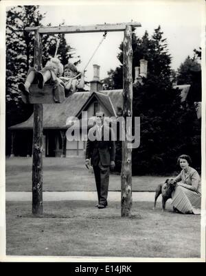 5. April 2012 - für die erste Veröffentlichung in Periodika Montag, 19. September. Königliche Familie in Balmoral... Spaß auf der Schaukel. Prinz Charles und Prinzessin Anne kichern vergnügt, als sie gehen hoch auf der Schaukel, Oushed von ihrem Vater, dem Herzog von Edinburgh während die Königin ihre Mutter auf während ihres Urlaubs auf Balmoral Castle, Deeside, West Aberdeenshire blickt. Stockfoto