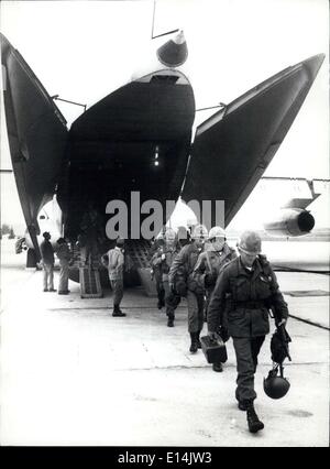 5. April 2012 - sind die ersten Transportflugzeuge, die US-Truppen nach Westdeutschland bringen gelandet. 12.000 Soldaten aus der United States Army geflogen werden zu ihren westdeutschen Stützpunkten. Vom 10. Oktober bis 21. 1974 werden sie in den Praxisübungen in Stuttgart-Ulm und München-Nürnberg-Bereich teilnehmen. Das Foto zeigt die zweite der 25 Transporter auf dem U.S.-Teil des Stuttgarter Flughafens Exhterdingen ins Land gehen. Stockfoto