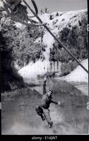 5. April 2012 - diese Übung ist bekannt als ein '' Vertrauen Baumeister '', in dem der Soldat die Riemenscheibe an der obenliegenden Seil befestigt loslässt, und taucht in das Wasser unten. Stockfoto
