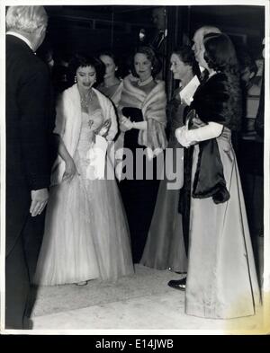 5. April 2012 - durchgeführt Prinzessin Margaret die Eröffnungsfeier des neuen National Film Theatre aufbauend auf der South Bank (London) heute Abend (Dienstag). Foto zeigt: Prinzessin Margaret Ankunft im National Film Theatre für die Eröffnungsfeier heute Abend. 15.10.57 Stockfoto