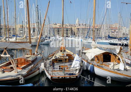 Holz- Yachten und Boote in der Vieux Port oder den alten Hafen von Marseille Bouches-du-Rhône Provence Frankreich Stockfoto