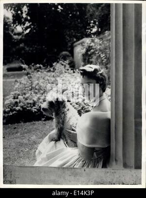 5. April 2012 - H.R.H. Prinzessin Margaret... Neues Porträt. Feiert 25. Geburtstag: Ein besonderes Bild von H.R.H. Prinzessin Margaret, die ihr 25. feiert. Geburtstag am Sonntag, den 21. August... Es wurde am 19. Juli aufgenommen. von Cecil Beaton im Garten von Clarence House... Die Prinzessin, die mit ihrem Sealyham ist Pippin - Kriege blasses gelbes Kleid von Papier Shantung Taft mit einem Kragen aus weißem Organza - ein fünf-String Perle Halskette und rose Diamant-Brosche. Stockfoto