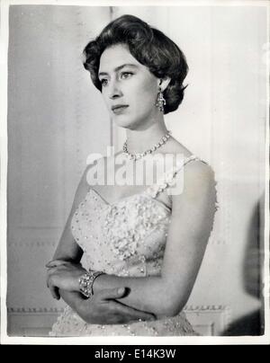 5. April 2012 - Prinzessin Margaret. Prinzessin Margaret trägt eine One-Strap-Abendkleid rosa Tüll bestickt mit Blumen und Pailletten, auf diesem Foto gemacht von Cecil Beaton im Drawing Room of Clarence House, die Prinzessin Londoner Residenz. Ihre Königliche Hoheit trägt ihr Haar kurz, sanft gewellt, und auf dem Kopf hoch aufgetürmt. Das Foto wurde in Verbindung mit Prinzessin Margaret 26 Geburtstag am 21. August. Stockfoto