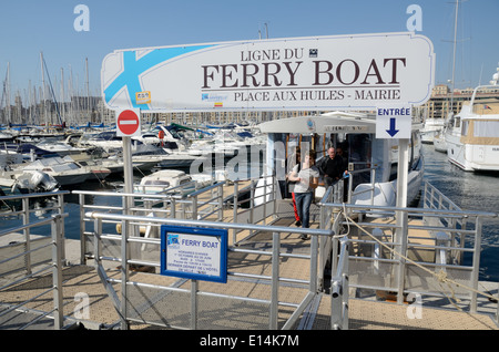 Elektrische Fähre über den alten Hafen oder Vieux Port Marseille oder Marseille Provence Frankreich Stockfoto