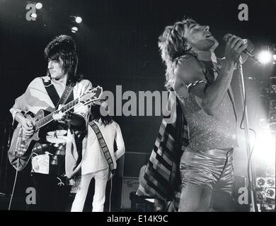 18. April 2012 - Rod Stewart in Aktion mit Ronnie Wood bei einem Flächen-Konzert in London. ne Stockfoto