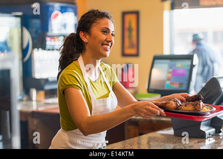 Hispano-Amerikaner-Server arbeitet im café Stockfoto